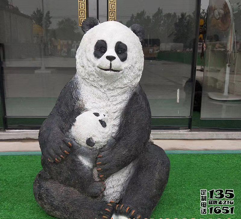 商業(yè)街店門(mén)口彩繪仿真玻璃鋼熊貓雕塑 商業(yè)街店門(mén)口彩繪仿真玻璃鋼熊貓雕塑